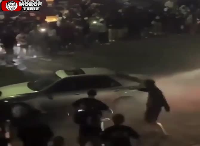 Video :During a violent rodeo, he loses control and crashes into the audience